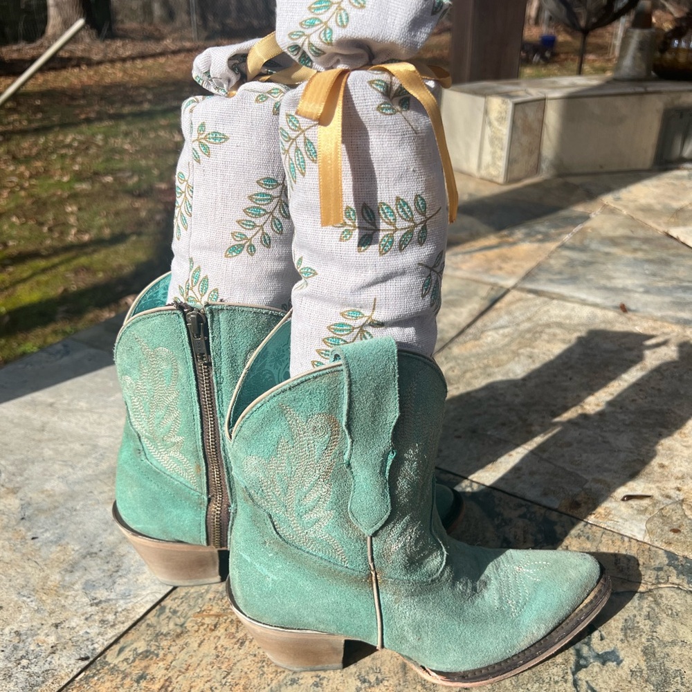 A4256 - WOMEN'S EMBROIDERY MINT J TOE ANKLE BOOT WITH ZIPPER